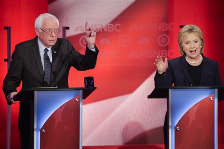 Televizní souboj demokratických kandidát: Bernie Sanders a Hillary Clintonová.