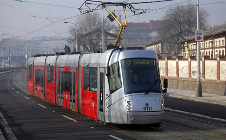 Tramvaj 14T s designem Porsche od firmy koda Transportation jezdí v Praze od...