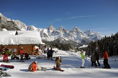 Odtud se vyráí na ski safari - Carosello delle Malghe .