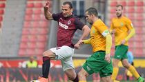 Ppravn fotbalov utkn: Sparta Praha - ilina, 7. nora v Praze. Zleva Petr...