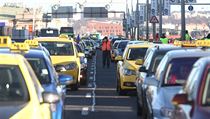 „Podle dostupných informací měli protestující taxikáři v každém směru jízdy na... | na serveru Lidovky.cz | aktuální zprávy