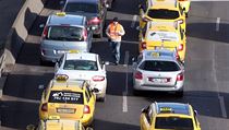 Taxikáři demonstrovali už loni v létě, vozidla tehdy omezila provoz v centru. | na serveru Lidovky.cz | aktuální zprávy