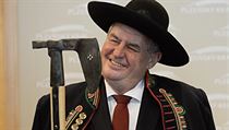 Prezident Miloš Zeman v chodském kroji, který dostal darem. | na serveru Lidovky.cz | aktuální zprávy