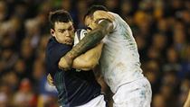 Anglian Jack Clifford a Courtney Lawes skldaj k zemi Scotta Johna Hardieho