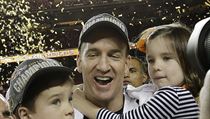 Legendrn quarterback Peyton Manning slav triumf se synem Marshallem a dcerou...
