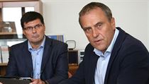 Hejtman Jiří Rozbořil (vpravo) s bývalým náměstkem Aloisem Mačákem. | na serveru Lidovky.cz | aktuální zprávy
