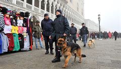 Policisté se psy u Dóecího paláce.