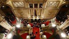 Lidé picházejí do Státní opery ve Vídni.