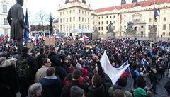 Demonstrující se seli na Hradanském námstí.