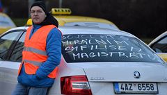 Taxikái demonstrovali u loni v lét, vozidla tehdy omezila provoz v centru.