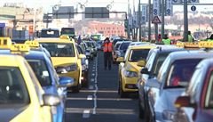 Podle dostupných informací mli protestující taxikái v kadém smru jízdy na...