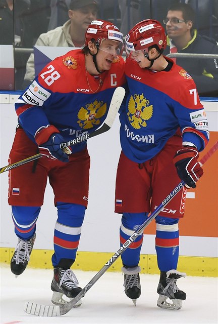 Sjomin a Gusev se radují ze tvrtého gólu v eské síti.
