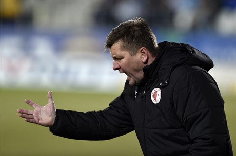 Duan Uhrin bude nakonec moct být pi derby na lavice Slavie.