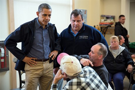 Prezident USA Barack Obama a republikánský kandidát Chris Christie.