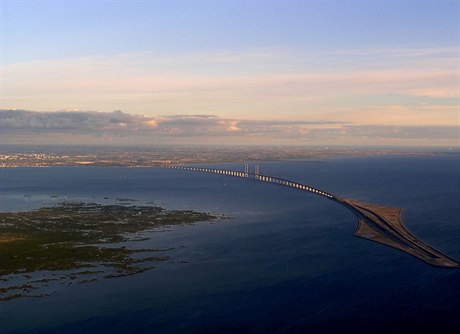 Most pes Öresund spojuje dánské hlavní msto Koda se védským pístavním...