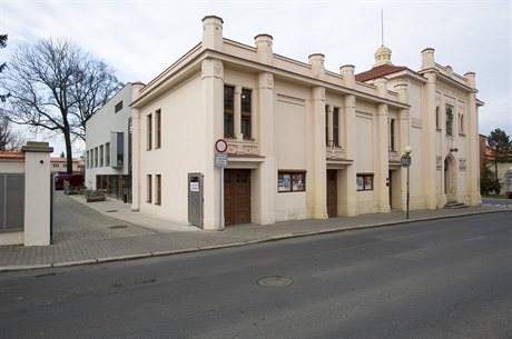 Cenu Klubu Za starou Prahu získala dostavba (vlevo) Dusíkova divadla v áslavi.