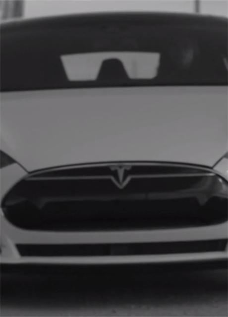 Fanouci vytvoili bez nároku na honorá reklamu na vz Tesla.