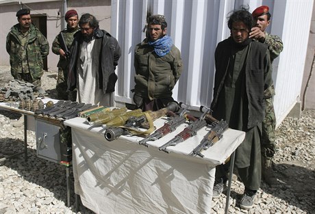 Zajatí bojovníci Talibanu.