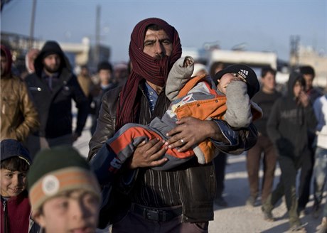 Syrtí uprchlíci na hranicích s Tureckem.