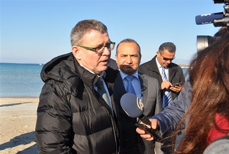 eský ministr zahranií Lubomír Zaorálek hovoí s tureckými novinái na plái v...