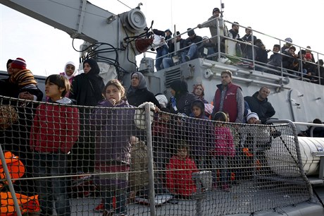 Uprchlíci na palub plavidla Agios Efstratios ecké pobení stráe.