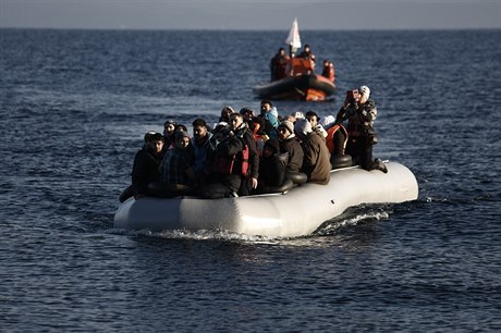 Uprchlíci a migranti piplouvají k behm eckého ostrova Lesbos.