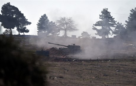 Turecké tké zbran ostelují z hranice u Kilisu oblast severní Sýrie.