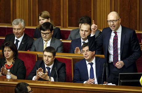 Premiér Arsenij Jaceuk z ástí svého kabinetu na klíovém úterním zasedání...