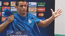 Cristiano Ronaldo opouští tiskovku. | na serveru Lidovky.cz | aktuální zprávy