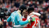 Petr Čech a Nacho Monreal (uprostřed) se radují se střelcem vítězného gólu... | na serveru Lidovky.cz | aktuální zprávy