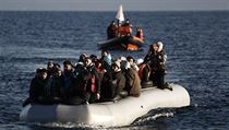 Uprchlci a migranti piplouvaj k behm eckho ostrova Lesbos.