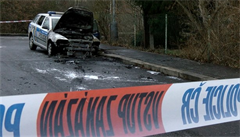 Policejní auto zapálil zatím neznámý há v praských Hajích.