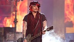 Johnny Depp z Hollywood Vampires uctil památku metalové legendy Lemmyho...