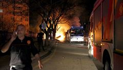 Po stedením teroristickém útoku vzplál v centru Ankary poár.