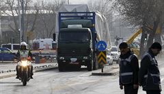 Kamion odváí autobus, který byl znien pi stedením teroristickém útoku.