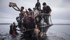 Úspný snímek z World Press Photo: uprchlíci míící do Evropy.