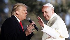 Slovní pestelka mezi papeem Frantikem a Donaldem Trumpem.