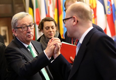 Premiér Bohuslav Sobotka si tese rukou s prezidentem Evropské komise...