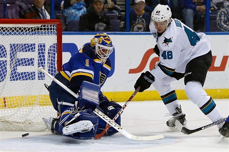 Útoník San Jose Sharks Tomá Hertl dává gól do sít St. Louis Blues.