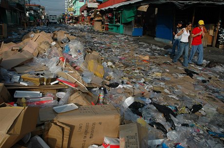 Ulice jsou asto pokryty odpadky.