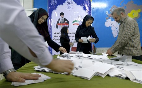 Sítání hlas ve volební místnosti v Teheránu.