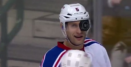 Obránce New York Rangers Daniel Girardi ml tstí. Puk se zaklínil za...