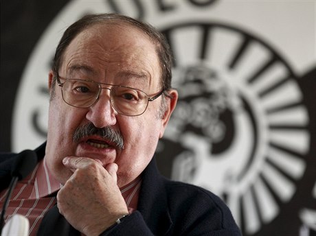 Umberto Eco na snímku v roce 2010 pi pedstavování románu Praský hbitov.