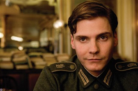 Daniel Brühl ve filmu Hanebný parchanti.