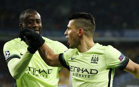 Yaya Toure a Sergio Agüero se radují z prvního gólu