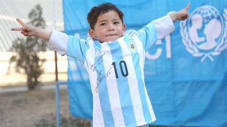 Malý Murtaza se raduje s argentinským dresem Messiho s jeho vnováním.