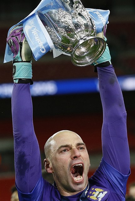 Branká Citizens Willy Caballero chytil v rozstelu ti penalty Liverpoolu.