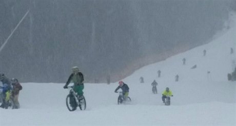 Cyklisté na zasnené sjezdovce ve pindlerov Mlýn.