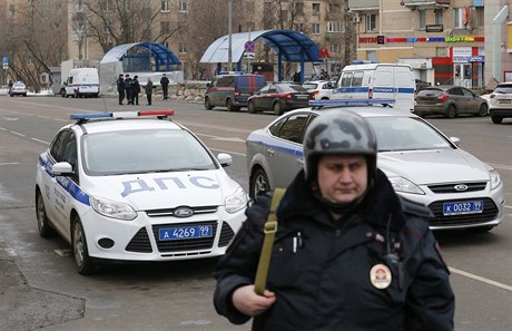 Ruský policista na míst incidentu (stanice metra Okabrskoje Pole).