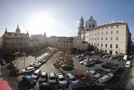 Malostranské námstí v plné kráse. Bez aut by ta okolní architektura nevynikla.